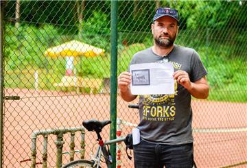 Alexander Schirm ist mit Rennrad und Flyern unterwegs, um Hund und Halter ausfindig zu machen, die er für den Tod von Loki verantwortlich macht. Foto: Heyne.