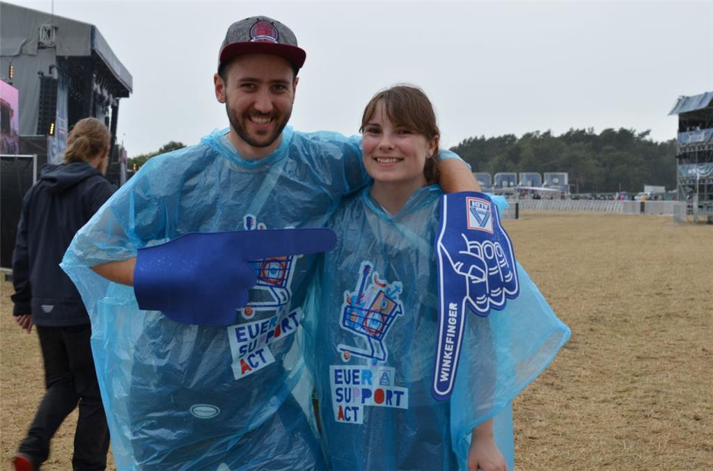 Alexander und Alina aus Osnabrück haben sich gegen den Regen schon bei Aldi eing...