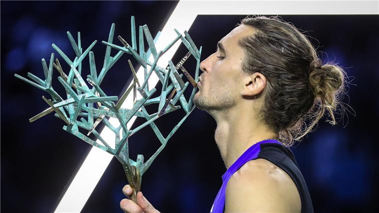 Vor Alcaraz: Zverev ist neue Nummer zwei der Tennis-Welt Alexander Zverev feierte den Turniersieg in Paris.