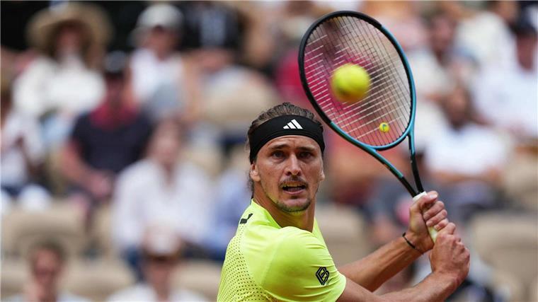 Alexander Zverev hat beim Achtelfinale in Paris nicht nur mit dem Gegner zu kämpfen.