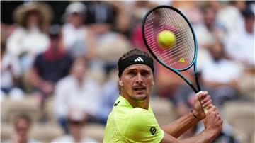 Alexander Zverev hat beim Achtelfinale in Paris nicht nur mit dem Gegner zu kämpfen.
