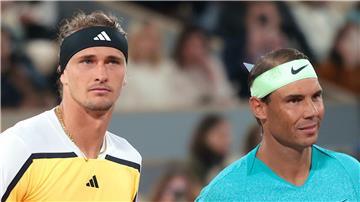 Alexander Zverev (l) bedankt sich für die Zusammenarbeit bei Rafael Nadal.