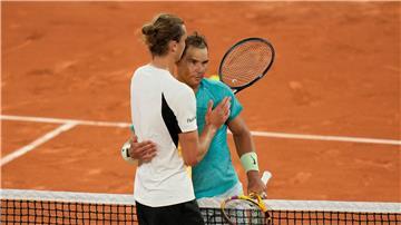 Alexander Zverev (l) besiegte Sandplatzkönig Rafael Nadal im Mai bei dessen letztem Auftritt bei den French Open.