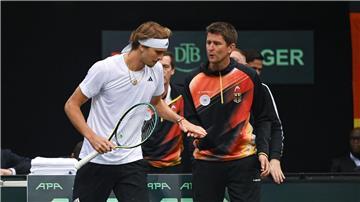 Alexander Zverev (l) fehlt Teamchef Michael Kohlmann bei der Davis-Cup-Quali gegen Japan
