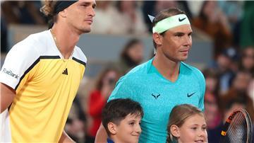 Alexander Zverev (l) trainierte zuletzt in der Nadal-Akademie auf Mallorca.