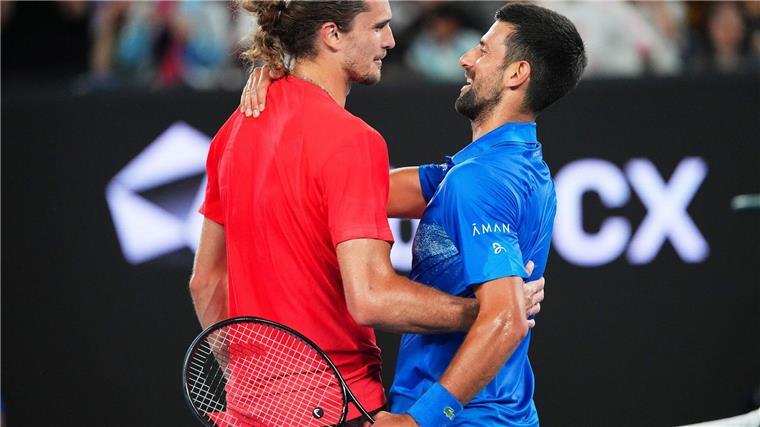Alexander Zverev (l) und Novak Djokovic verstehen sich gut.