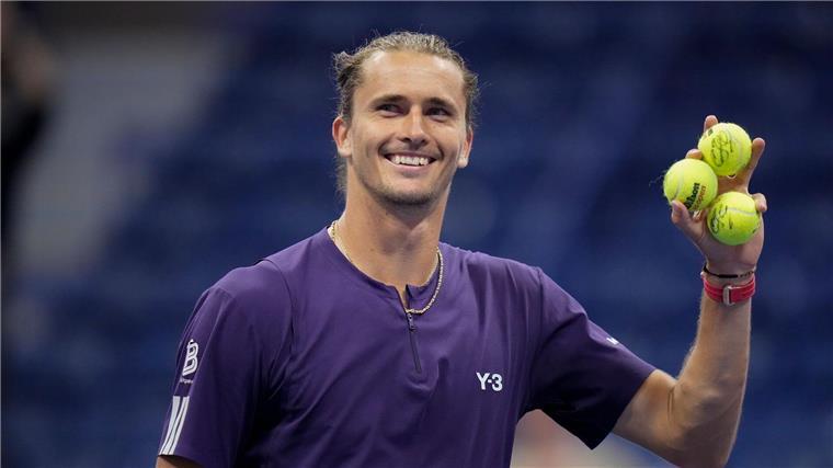 Zverev glückt Neuanfang in New York - Kontakt zu den Nadals Alexander Zverev präsentierte sich nach seinem Auftaktsieg auch zu später Stunde noch entspannt.