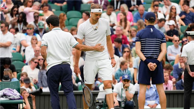 Sorgen ums linke Knie - Wie fit ist Zverev in Wimbledon? Alexander Zverev (r) geht zurück auf den Platz, nachdem ihm nach seinem Sturz ein Verband um sein Knie gewickelt worden ist.
