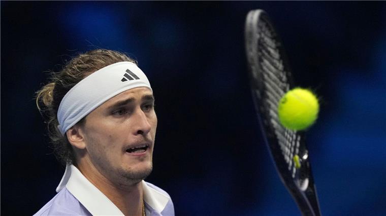 Alexander Zverev steht dicht vor dem Halbfinaleinzug beim Tennis-Saisonfinale, ganz sicher ist sein Weiterkommen aber noch nicht.