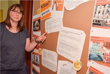 Alexandra Antons, Leiterin des evangelischen Kindergartens in Tossens, ist mit dem neuen Niedersächsischen Kindertagesstättengesetz, genau wie ihre Kolleginnen, unzufrieden. Mit dieser Stellwand haben sie die Eltern der Kita-Kinder jetzt darauf aufmerksam gemacht.
