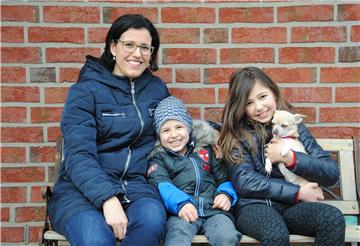 Alexandra Dreyer aus Stemmen arbeitet in einem Büro in Sittensen. Um ihre Kinder während der Coronakrise zu betreuen, sitzt sie nun im Homeoffice. Hund Mimi findet das bestimmt gut.