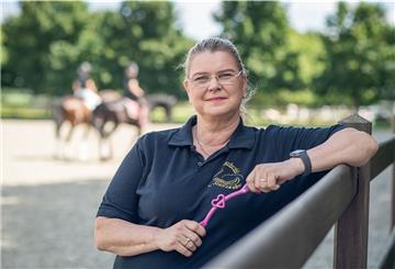Alexandra Knabbe aus Maihausen (Gemeinde Loxstedt) ist Erfinderin des "Zauberstabes für Reiter".