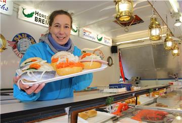 Alexandra Nietner bietet ihre Ware in einem ihrer Fischwagen an.