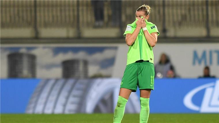 Nach Schock bei Popp im Jubiläumsspiel: „Ich laufe wieder“ Alexandra Popp gibt nach einer Knöchelblessur Entwarnung.