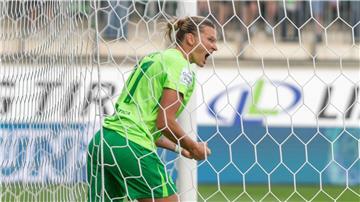 Alexandra Popp im Netz, der Ball nicht: Trotzdem zählte der Ausgleich der Wolfsburgerin.