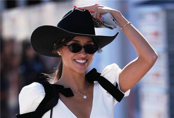 Alexandra Saint Mleux und der Formel-1-Star gaben ihre Verlobung bekannt.