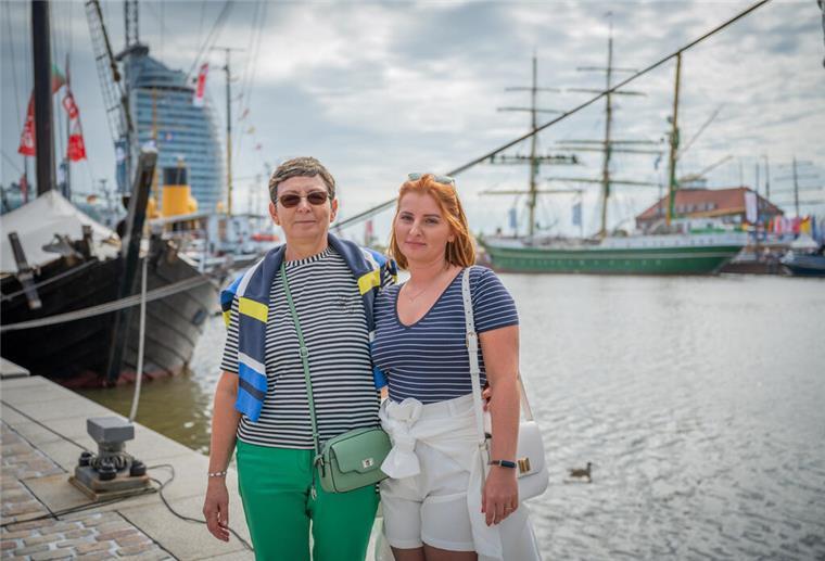 Maritime Tage: Lauter wundervolle Menschen... (Bildergalerie) Alexandra und Nadja (links) aus Würzburg haben sich für die Maritimen Tage auch maritim in Schale geworfen.