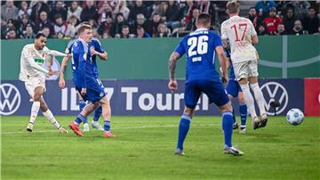 Alexis Claude-Maurice (l) hat bei seinem Schuss Glück mit dem Rasen.