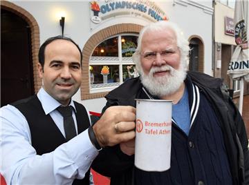 Alexis Vaiou, Chef des "Olympischen Feuers" in Lehe (links) und Manfred Jabs, Leiter der Tafel, haben schon mehrere Hilfsaktionen gemeinsam abgewickelt.