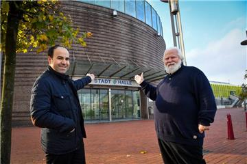 Alexis Vaiou und Manfred Jabs (von links) vor der Stadthalle in Bremerhaven. Am 10. Dezember richten sie das traditionelle Nikolausessen zum ersten Mal dort aus. 