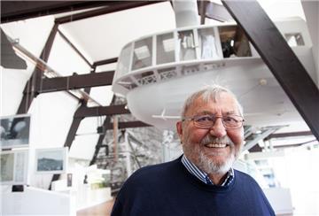 Alf-Rico Denck vor dem Nachbau der Führungsgondel des Luftschiffes L61. Die Mittel dafür hatte er in seiner Zeit als Vorsitzender des Fördervereins (1997 bis 2003) eingeworben.