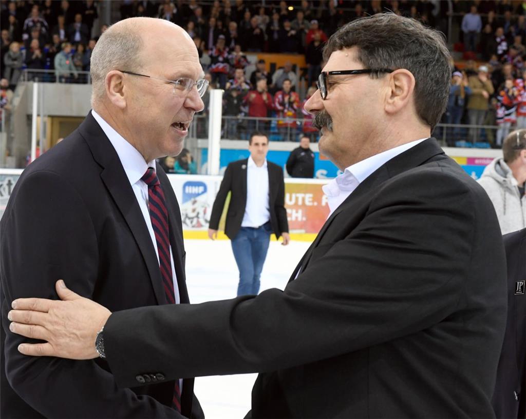 Alfred Prey gratuliert Don Jackson