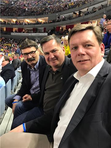 Alfred Prey, Hauke Hasselbring und Sponsor Kai-Arne Schmidt (von links) verfolgen das WM-Geschehen in der Kölner Lanxess-Arena.