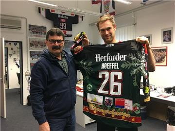 Alfred Prey (links) und Mike Hoeffel präsentieren das Weihnachtstrikot des Stürmers aus 2015. Es wurde nie getragen.