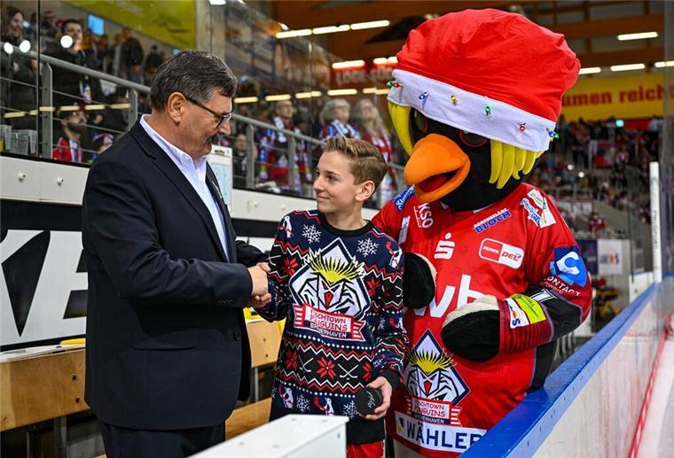 Alfred Prey mit Mats Neuschl und Fischtown-Pinguins-Maskottchen Kralli.