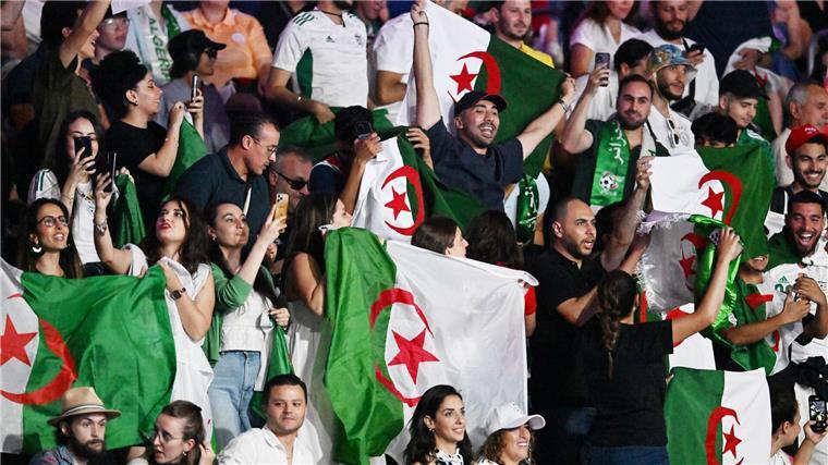 Algerische Fans freuen sich für Boxerin Khelif.