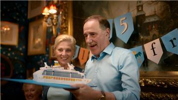 Alice und Peter werden auf eine Kreuzfahrt geschickt.
