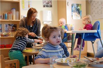 Alissa (2) isst und spielt in der Krippe. Die Gemeinde Loxstedt zieht junge Familien unter anderem durch die gute Kinderbetreuung an.