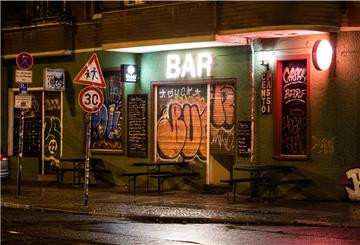 Alkoholkranke müssen sich von Bars fernhalten.