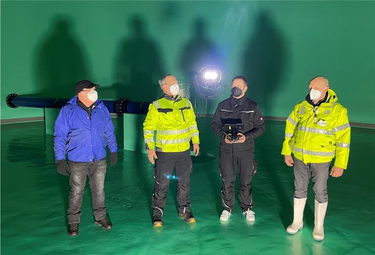 Alle Augen auf die Drohne: Fritz Habighorst, Karsten Lehrke, Christian Engelke und Carsten Schröder verfolgen den Start des Fluggeräts im Trinkwasserspeicher in Elsfleth.