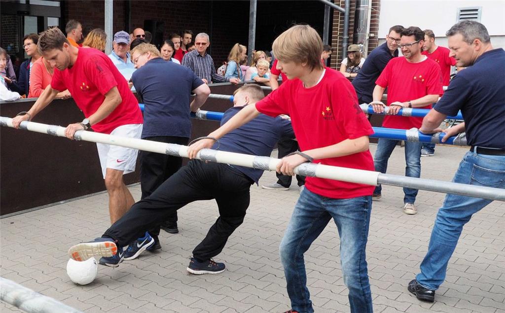 Alle Blicke sind auf den Ball gerichtet, hier beim Spiel Werbegmeinschaft Langen...