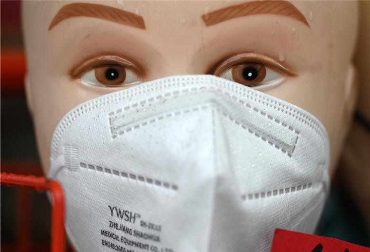 Bremerhavener bekommen FFP2-Masken per Post Eine FFP2-Maske sitzt auf dem Gesicht einer Schaufensterpuppe
