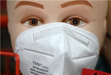 Eine FFP2-Maske sitzt auf dem Gesicht einer Schaufensterpuppe