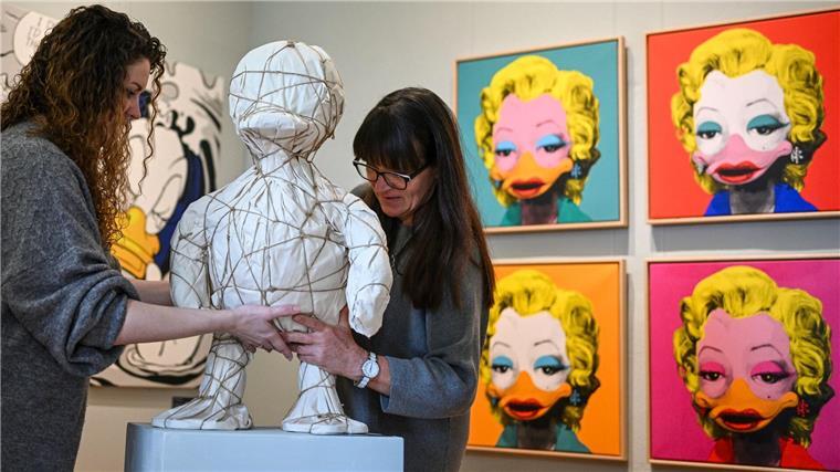 Berühmte Kunst mit Entenschnabel Alle Figuren in den Bildern tragen Entenschnäbel.