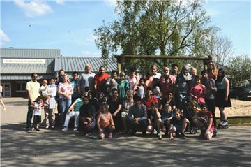 Alle gemeinsam für eine bessere Welt: Die Wremer Flüchtlingshelfer mit ihren Schützlingen.