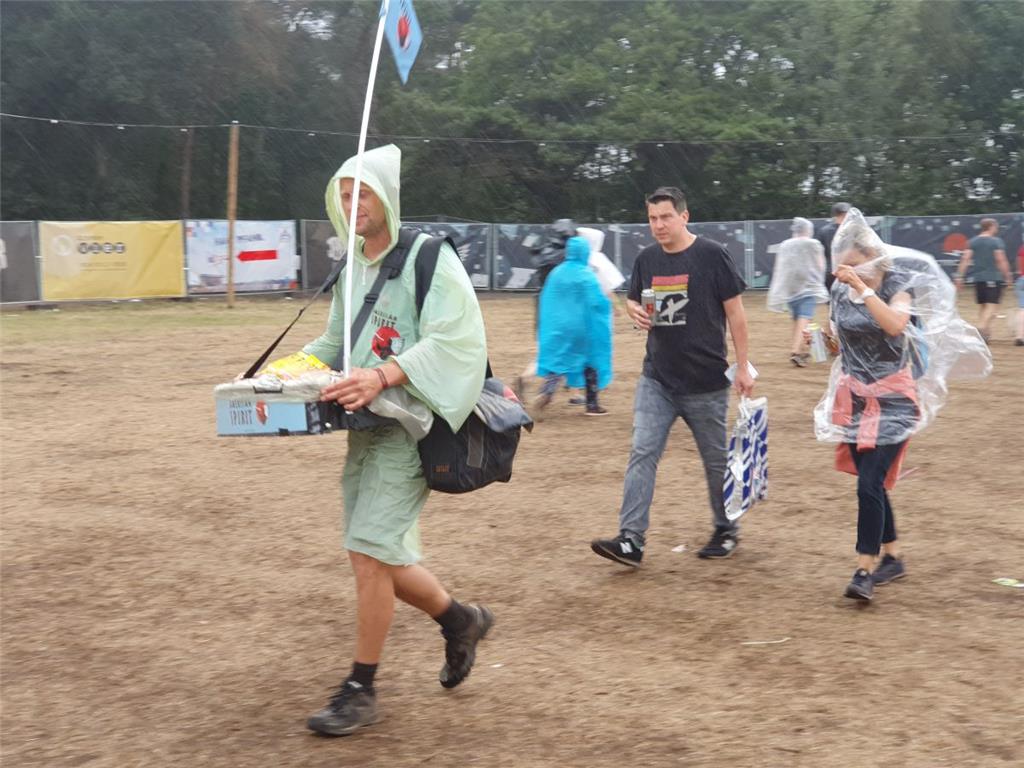 Alle hinter dem Mann mit den Zigaretten her, der weiß, wo es trocken ist. Foto: ...