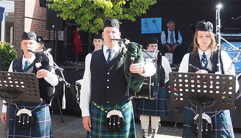 Alle im Schottenrock: Die &quot;North Coast Pipe und Drums&quot; aus Nordholz.