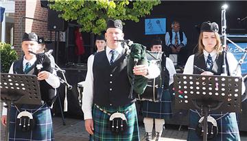 Alle im Schottenrock: Die &quot;North Coast Pipe und Drums&quot; aus Nordholz.