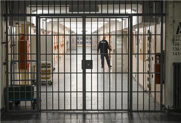  Ein Vollzugsbeamter öffnet in der Justizvollzugsanstalt Moabit bei der Vorstellung der Pläne für einen Suizidpräventionsraum eine Zellentür in einem mit Gittern gesicherten Zellengang. 