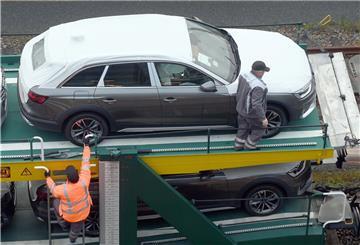 Alle Mitarbeiter kommen heute nur mit einem negativen Schnelltest auf den BLG-Autoterminal. So soll ein Corona-Ausbruch eingedämmt werden. Foto: Scheer