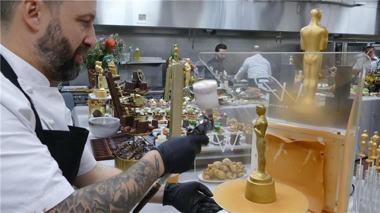 Gulasch, Gebirgsgarnelen und Strudel für die Oscar-Stars Alle Oscar-Gäste bekommen einen vergoldeten Schokoladen-Oscar.