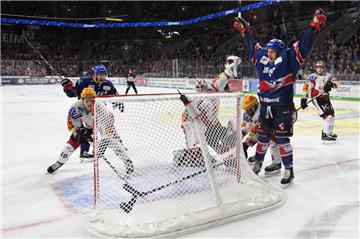 Alle Rettungsversuche kommen zu spät: Luke Adam (links) trifft zum 2:0 für die Adler Mannheim.