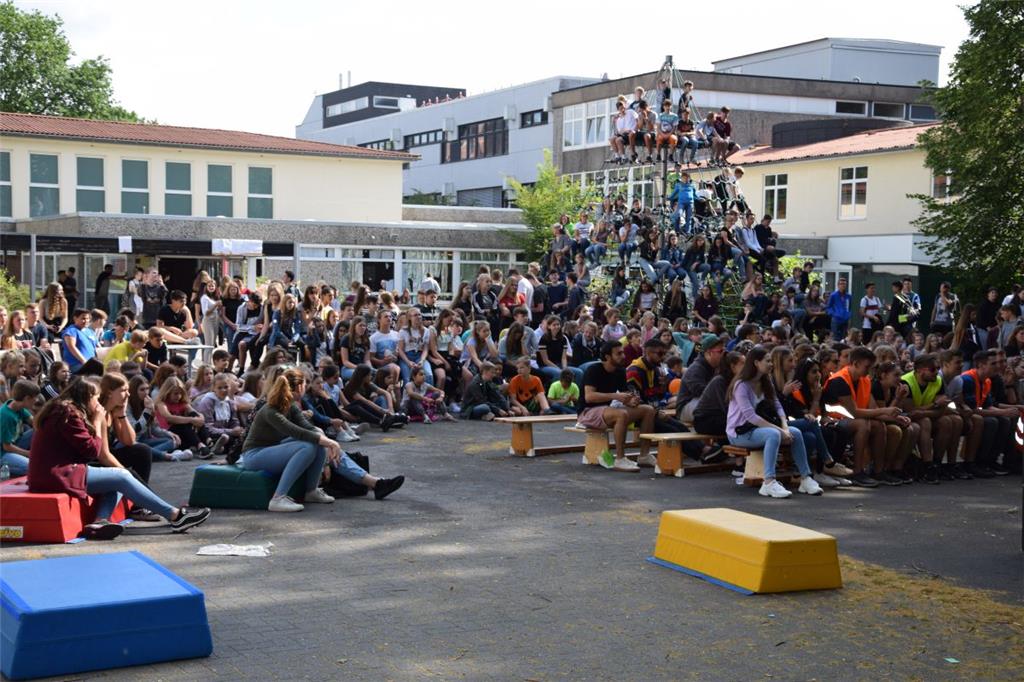 Alle Schüler versammelten sich zur großen Abistreich-Party.