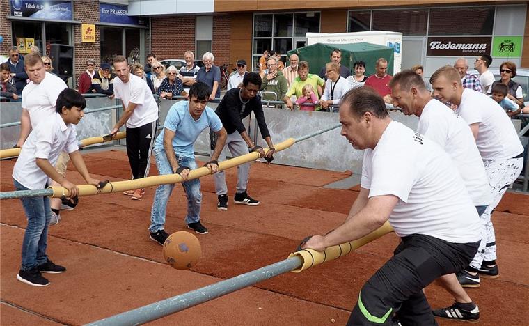Langener Stadtfest: Die Bilder des Wochenendes Alle starren gebannt auf den Ball beim „Human-Table-Kicker-Turnier“: Das Tischfußballspiel im Lebendformat ist einer der vielen Höhepunkte beim Langener Stadtfest. In dieser Situation spielt gerade das Team Jägermeister gegen die Neubürger.