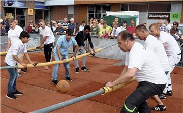 Alle starren gebannt auf den Ball beim „Human-Table-Kicker-Turnier“: Das Tischfußballspiel im Lebendformat ist einer der vielen Höhepunkte beim Langener Stadtfest. In dieser Situation spielt gerade das Team Jägermeister gegen die Neubürger.  