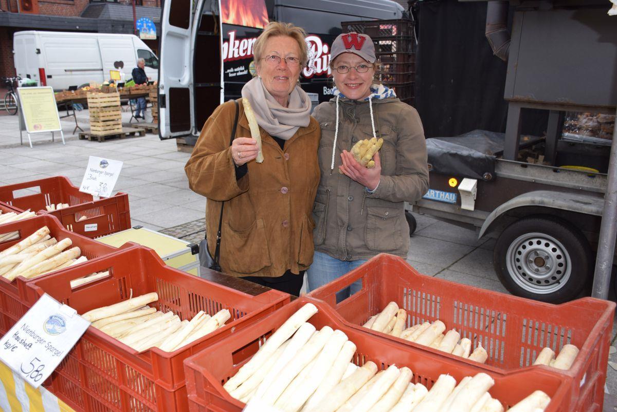 Wochenmarkt Nordenham: Saisonbeginn für Spargel-Fans Alle wollen die weißen Stangen haben: Kristin Ahlers (rechts) begrüßt viele Wochenmarktbesucher am Spargelstand des Früchtehofs Schindler aus der Nähe von Nordholz.